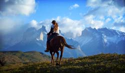 foto de cavaleiro em torres del paine